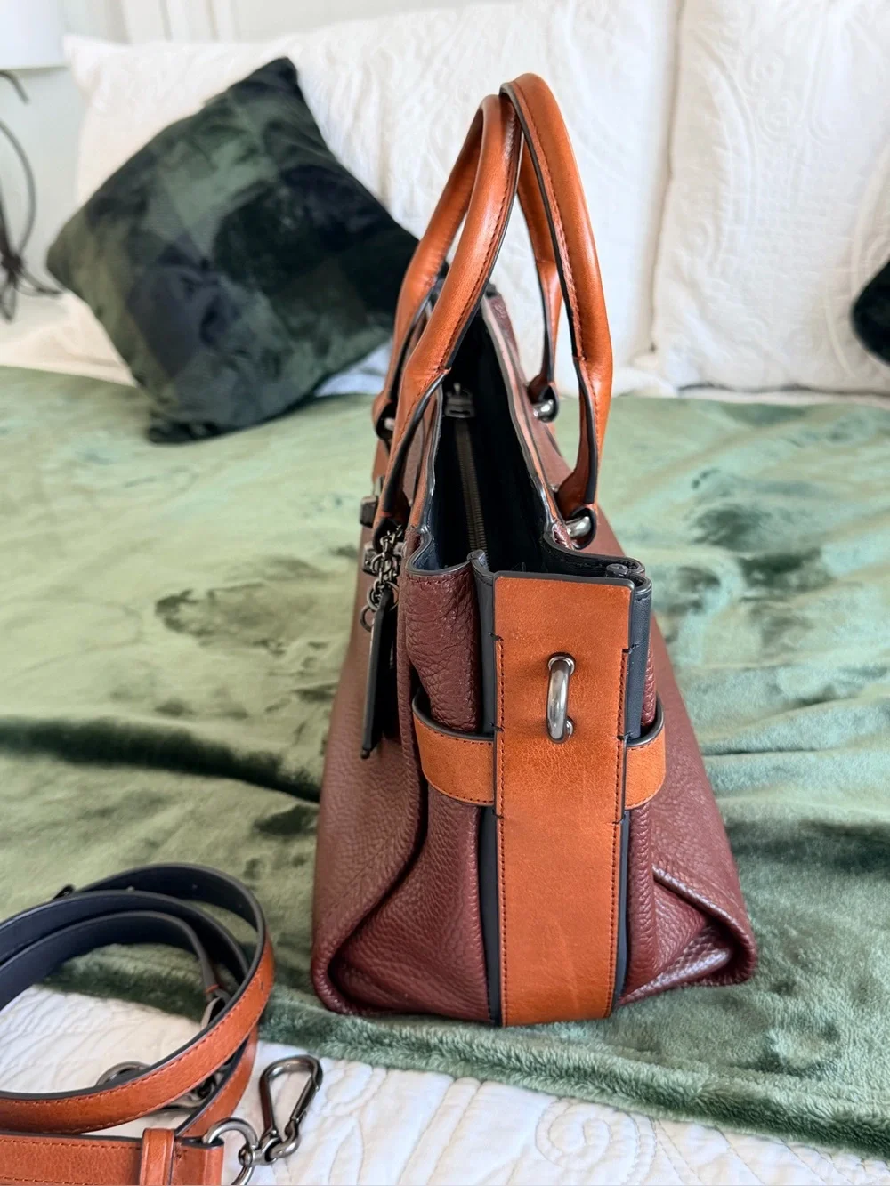 🧉Coach Color Block Swagger Carryall Leather Bag🧉